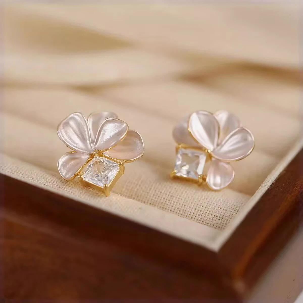 Delicate Camellia Clip Earring for Women Unique Flower Design Ear Clips Temperament White Earrings Daily Jewelry Girls Gift