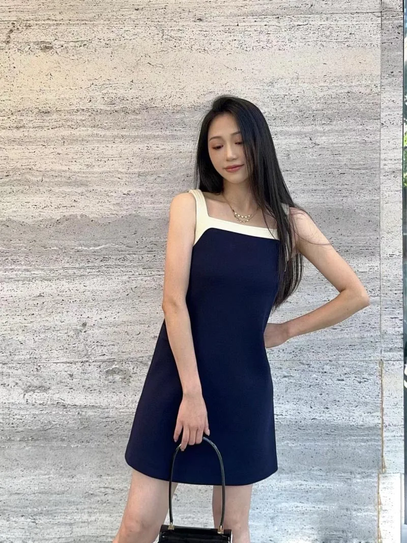 

Mingyuan Ms. Fan's dress is fashionable, sweet and elegant, with a youthful and knitted camisole dress that exudes vitality