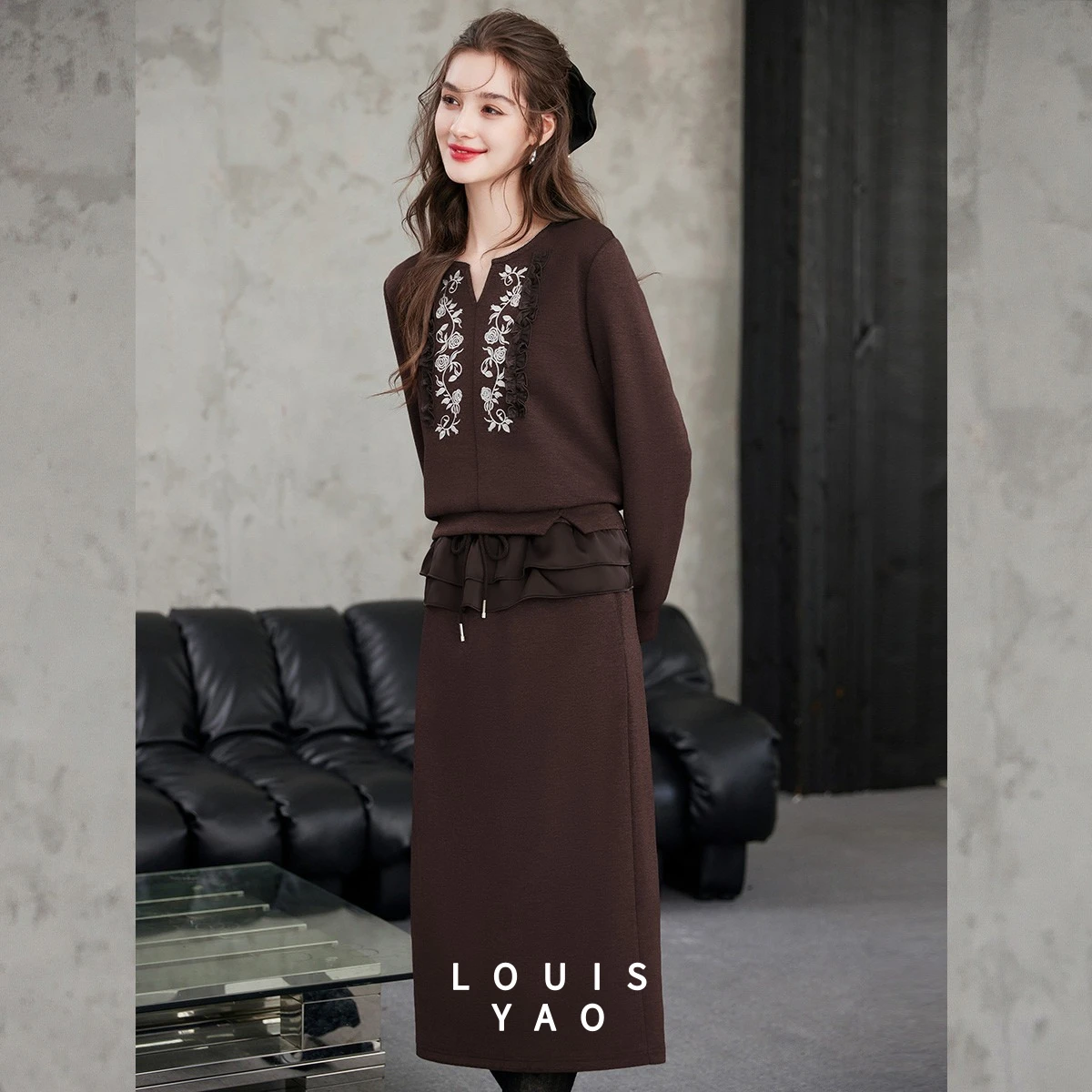 

Изысканный комплект LOUISYAO из двух предметов с цветочным принтом: свитшот с длинным рукавом и кружевом и юбка миди, коллекция Осень-Зима 2025 для женщин