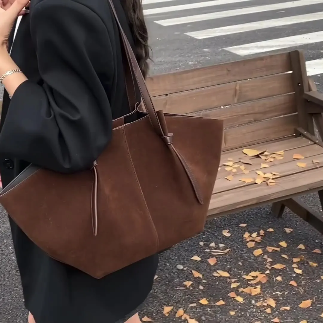 

Fashionable British style women's imitation suede shoulder bag luxury designer retro large capacity casual armpit bag wing bag