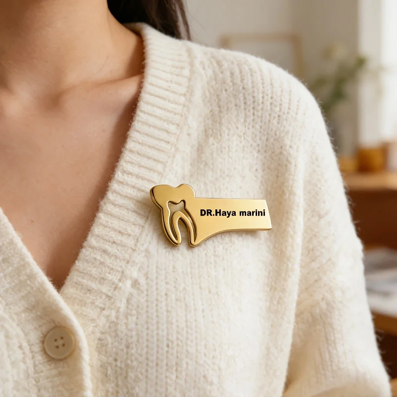 Personalized Custom Name Dental Brooch Stainless Steel Lapel Pin Engraved Letter Tooth Badge Dentist Doctor Dental Clinic