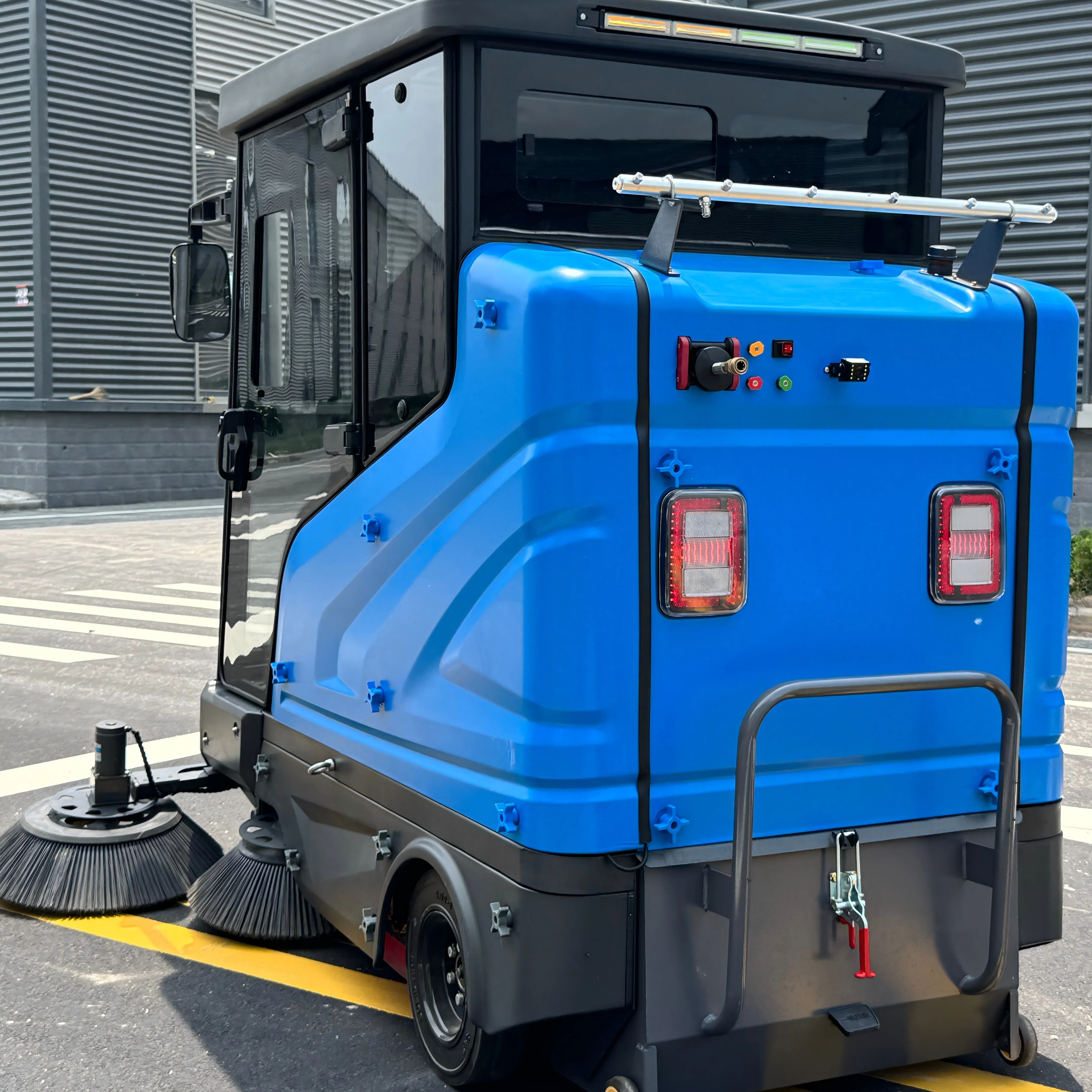 Customized Electric Road Sweeper Truck Vacuum Electric Road Sweeping Vehicle Electric Street Sweeper On Road Floor Sweeper