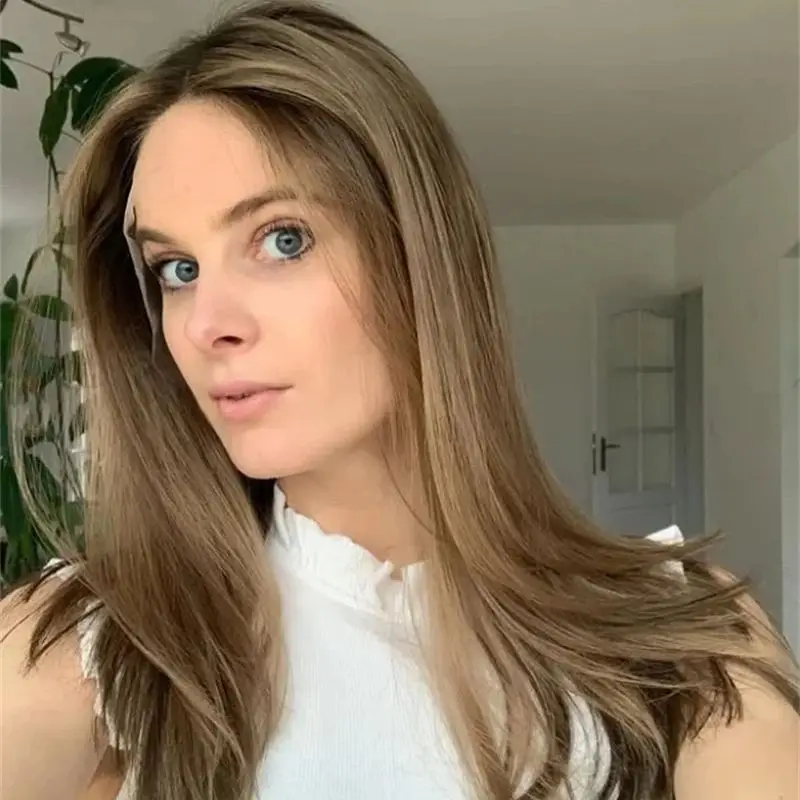 Peruka syntetyczna typu bob, miękka, prosta, ombre, miodowy brąz, blond balayage, z siatką HD lace front, naturalna linia włosów, wstępnie wyregulowana.