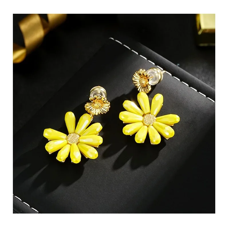 

Internet Explosion New High-end Fashion Temperament Small Daisy Pendant Fresh Feeling Full of Earrings Earrings
