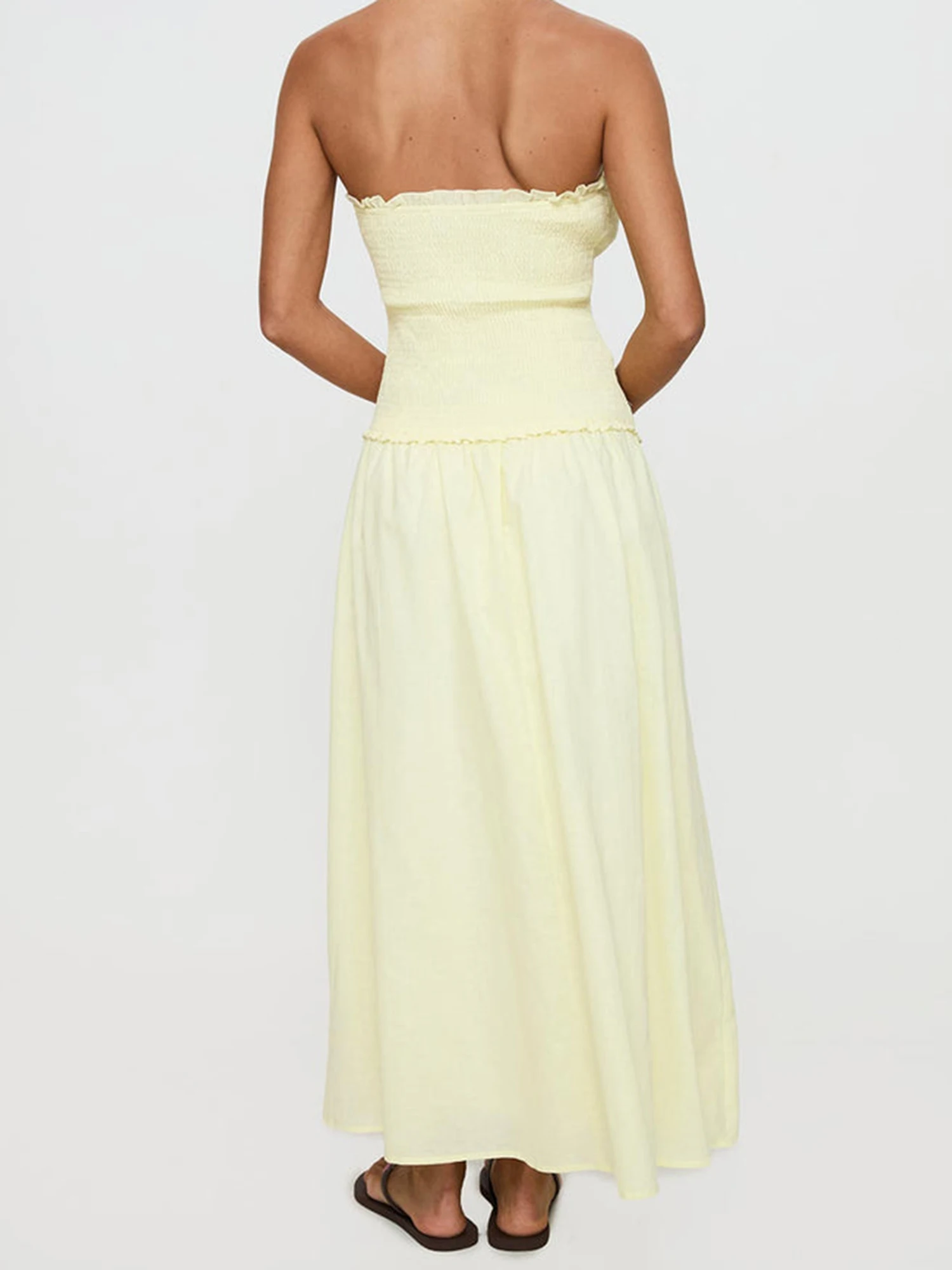 Elegante abito lungo con spalle scoperte con dettagli a balze e corpetto smockato, perfetto per eventi estivi e feste