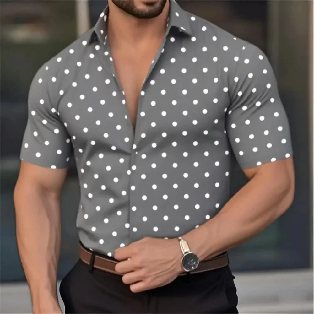 Nuova camicia da uomo con risvolto a pois a maniche corte abbottonata, un stile casual alla moda di strada all'aperto, traspirante e confortevole, s