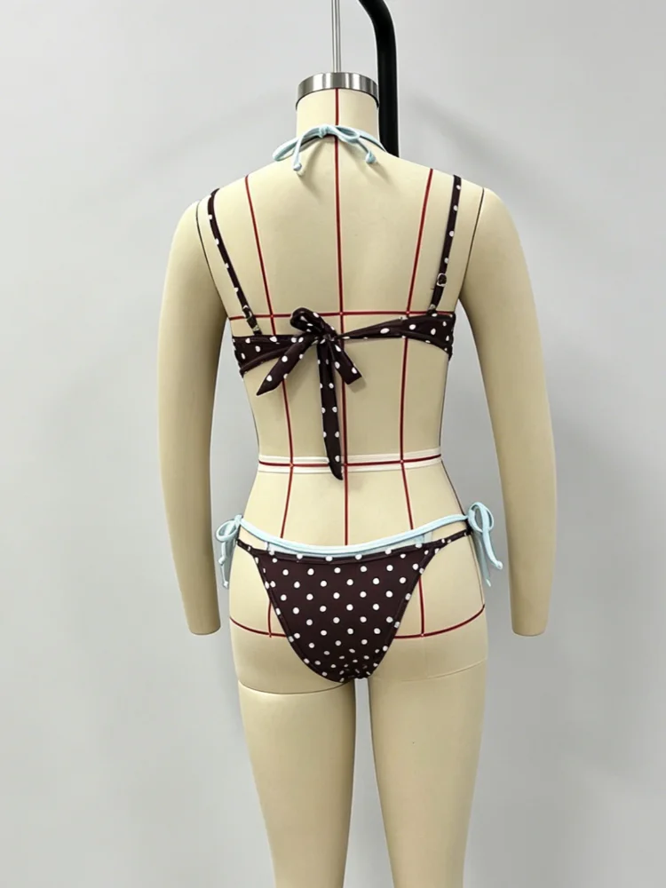 Zestaw bikini z elementami w kropki, brązowo-białe wstawki, trójkątne miseczki, stanik wiązany na szyi, szorty z niskim stanem, seksowny zestaw plażowy, popularny w 2026 roku.