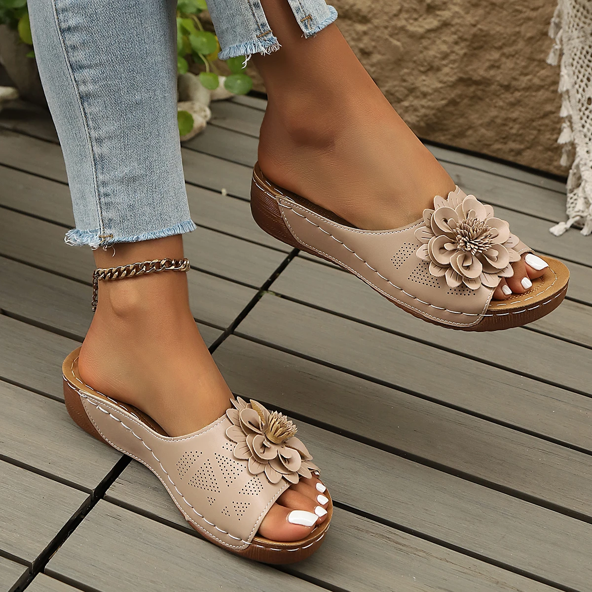 

Летние новые женские шлепанцы с круглым носком на толстой подошве, удобные повседневные, модные и сексуальные, хит продаж, с открытым мыском.