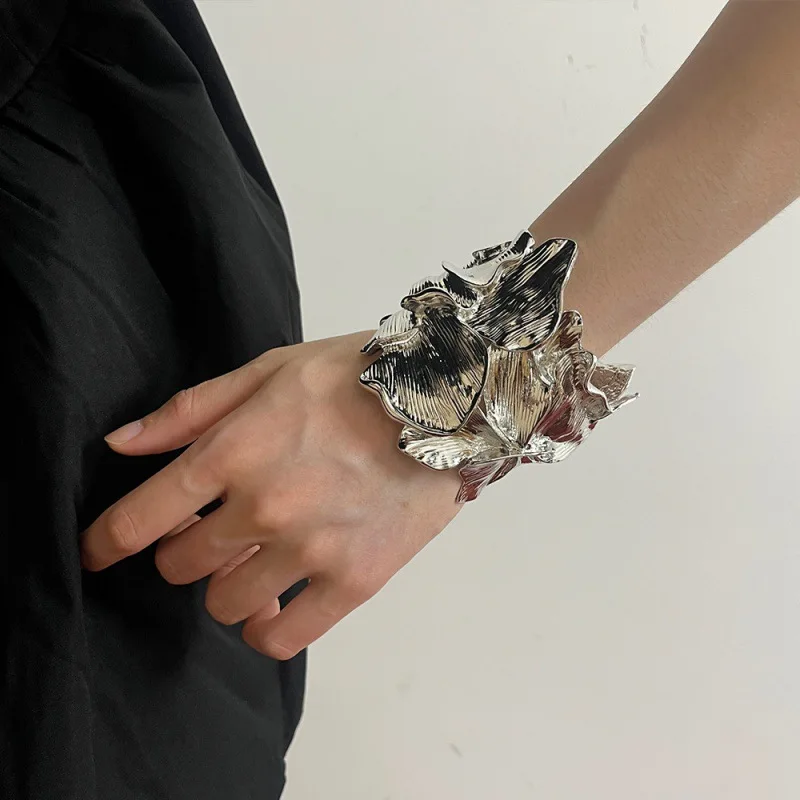 New European & American Light Luxury Bracelet - Metal Ruffled  Flower Design with Punch Leather Buckle, Minimalist & Stylish