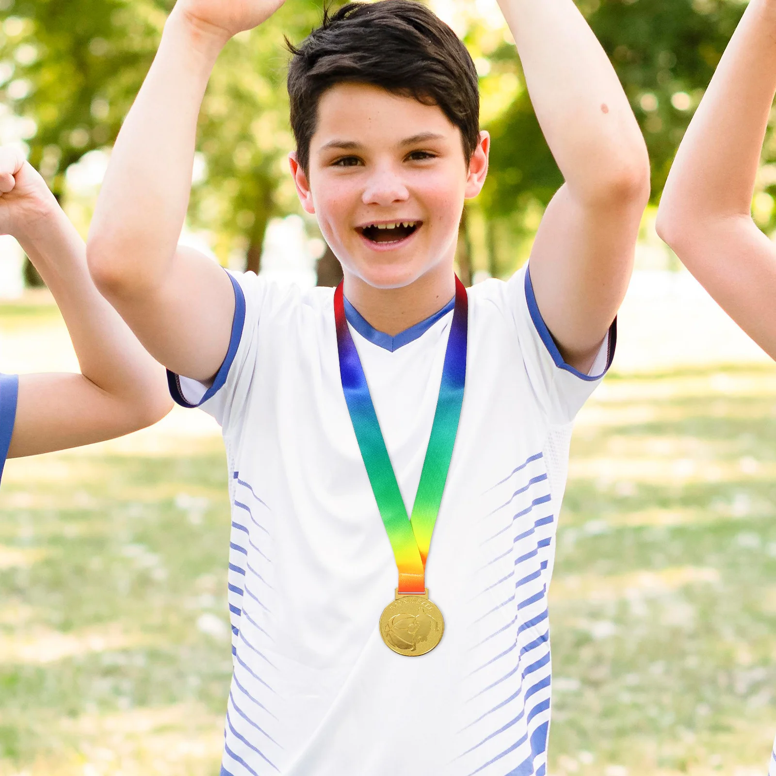 ميداليات كرة السلة الذهبية لميداليات المشاركة للأطفال مناسبة لحفلات الاحتفال بالمنافسات الرياضية وحفلات كرة السلة