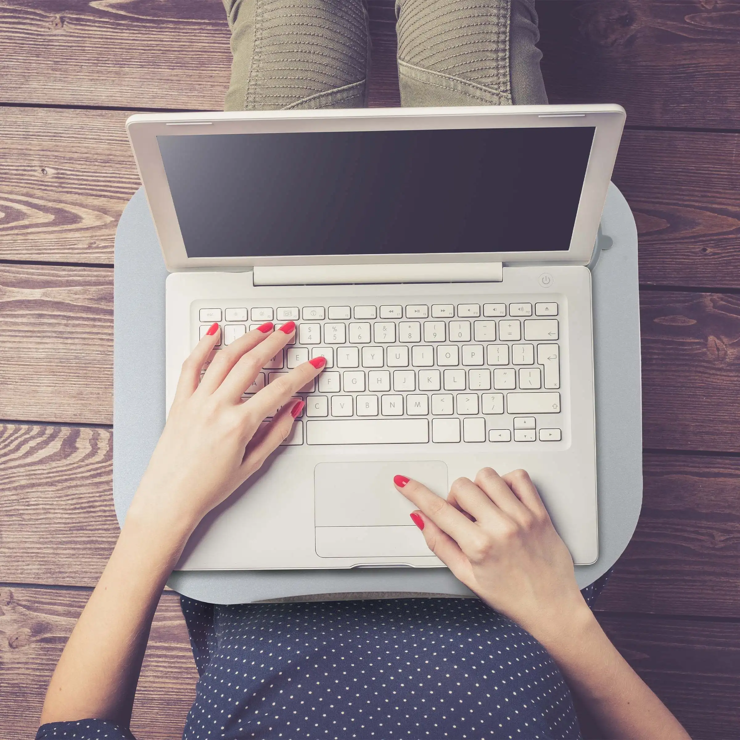 Портативный стол для ноутбука Buddy с мягкой нижней частью (серый), МАТЕРИАЛЫ — пластик, пенопластовые бусины и флис.