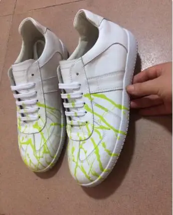 

Man White Leather Graffiti Round Toe Low Top Flat Sneakers Male Outdoor Lace Up Leisure Flats Shoes Street Style Running Shoes