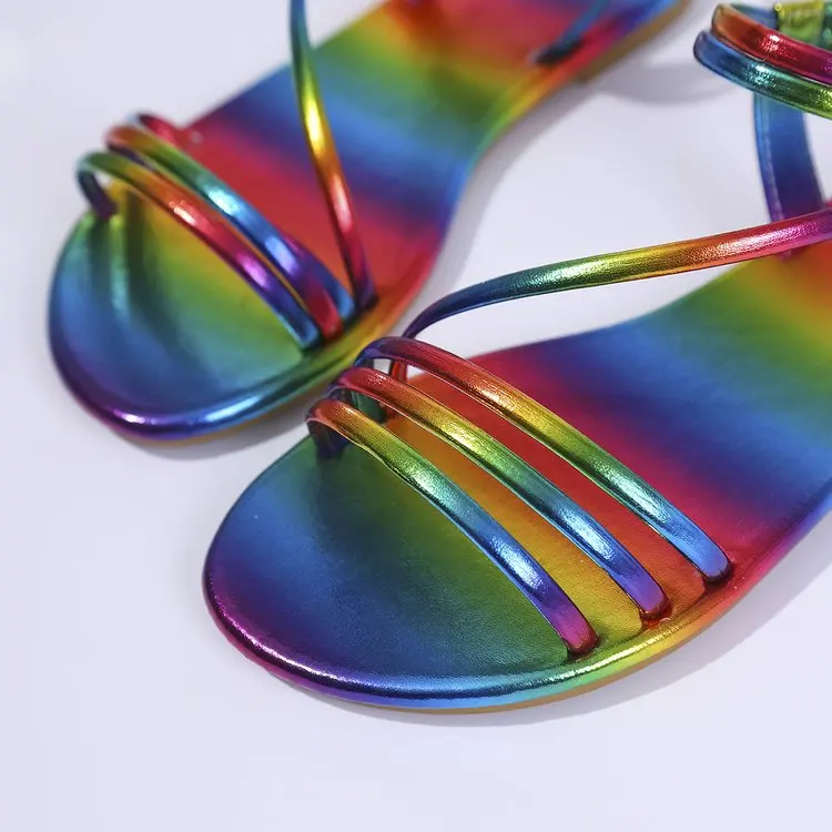 Regenbogenfarbene, metallische, flache Damensandalen, dünne, überkreuzte Riemen, offene Zehenpartie, Knöchelriemen-Sandalen, Sommerschuhe für Partys und den Strand – Detail 6