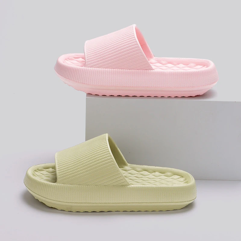 Chinelos de nuvem de fundo grosso feminino verão 2024 leve sola macia sandálias plataforma mulher casual antiderrapante sapatos de praia slides