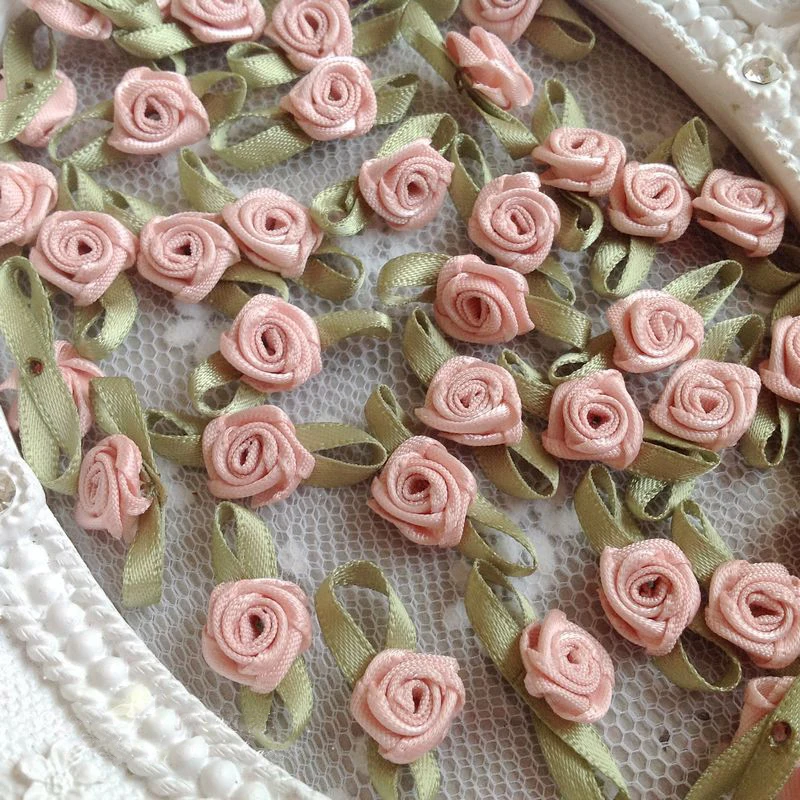 100 szt. Mini Główki Róż Kwiatowe Naszywki Aplikacje z Satyny Ręcznie Robione DIY Akcesoria do Szycia i Dekoracji Ślubnych