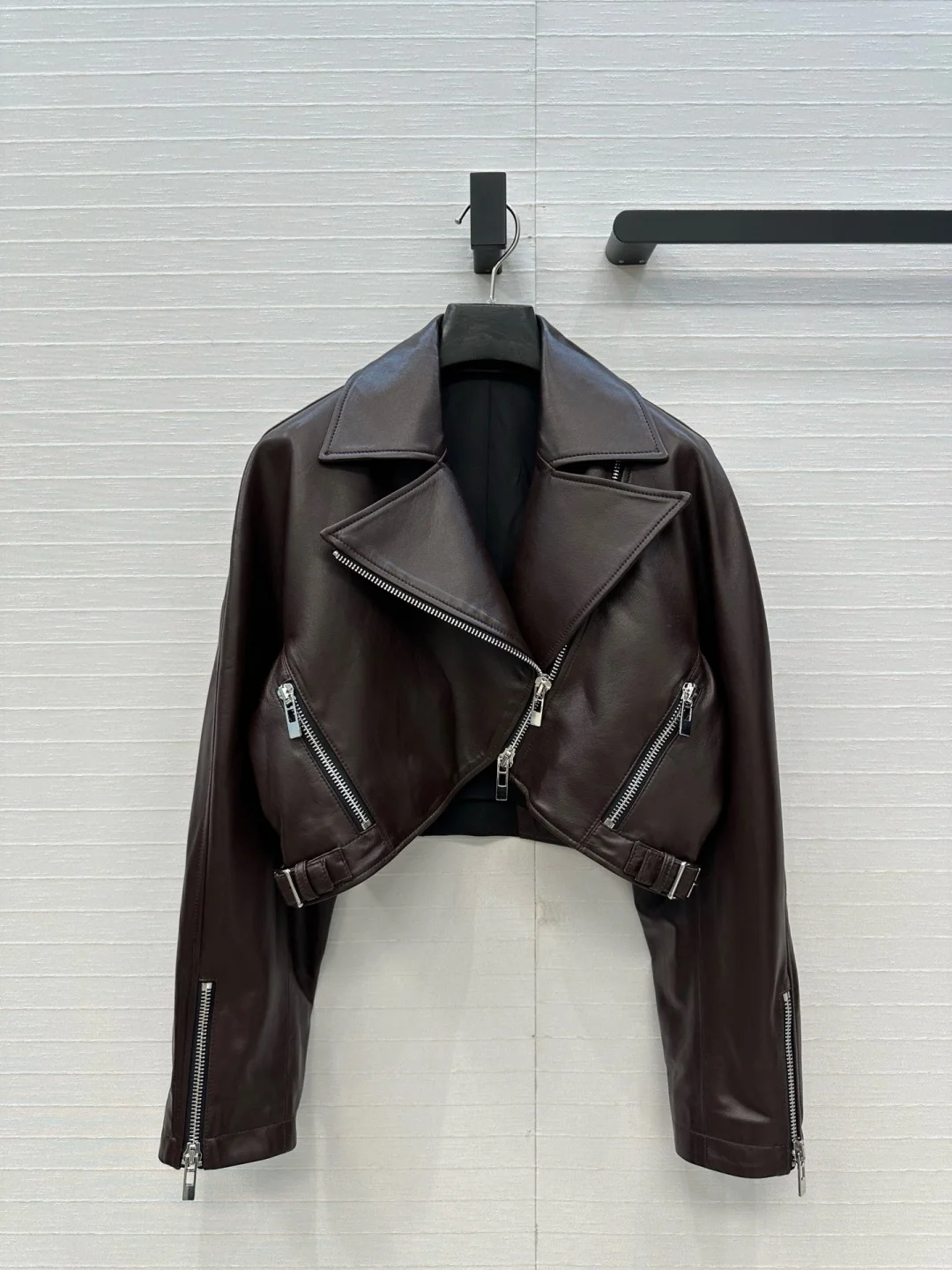 Chaqueta de motociclista de piel de oveja corta a la moda para mujer con cremallera de Metal diseño trasero triangular prendas de vestir exteriores de invierno elegantes para mujer