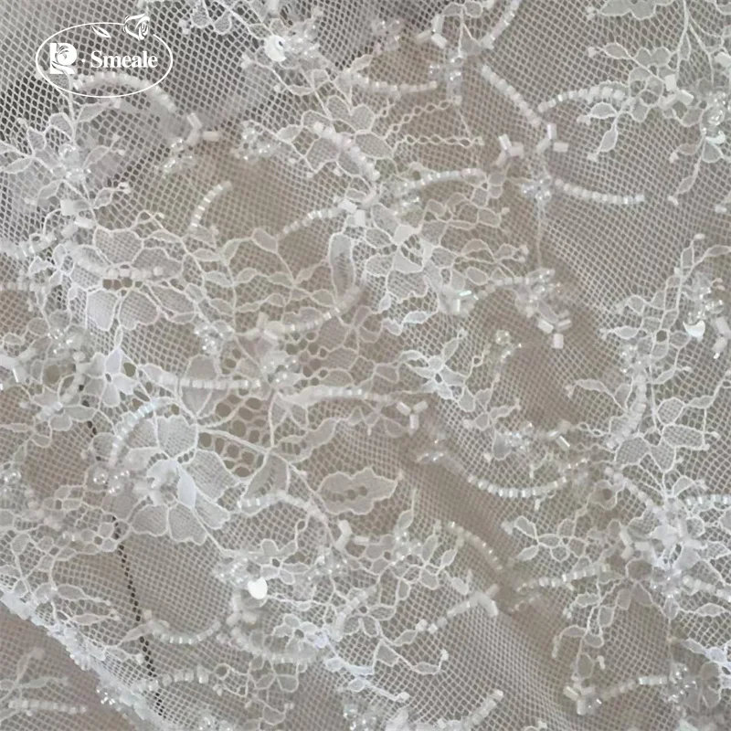 Perlen-Pailletten-Spitzenstoff. Luxuriöses Abendkleid aus französischer Spitze. Hochwertige Maßanfertigung für Braut- und Hochzeitsstoffe. – Detail 5