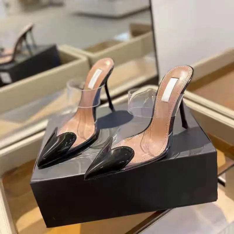Chaussures à talons hauts transparentes en forme de cœur de marque de créateur pour femmes, sandales à talon fin bicolores à bout ouvert