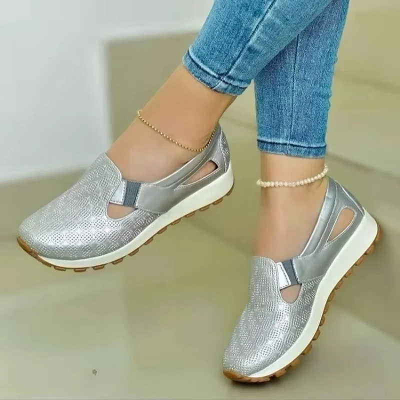 أحذية السيدات 2025 الصيف الانزلاق على المرأة أحذية فلكنيز موضة الجوف خارج أحذية رياضية النساء في الهواء الطلق تنفس حذاء مسطح غير رسمي