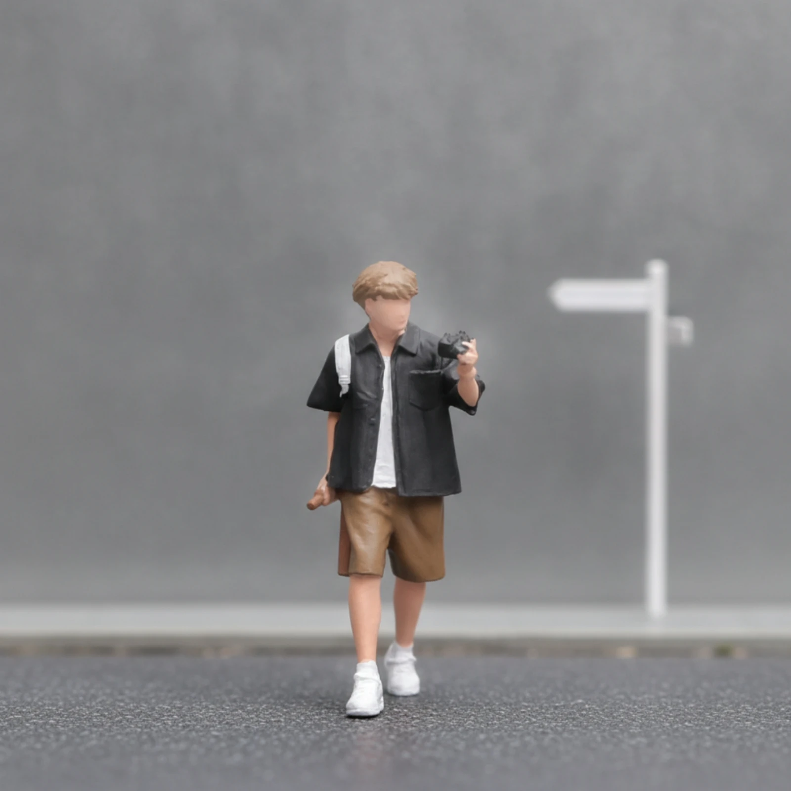 Miniature Figure Painted Figure with Backpack Scale Model Person White Mini People Sturdy for Hobbyists, Dioramas, Display Cases