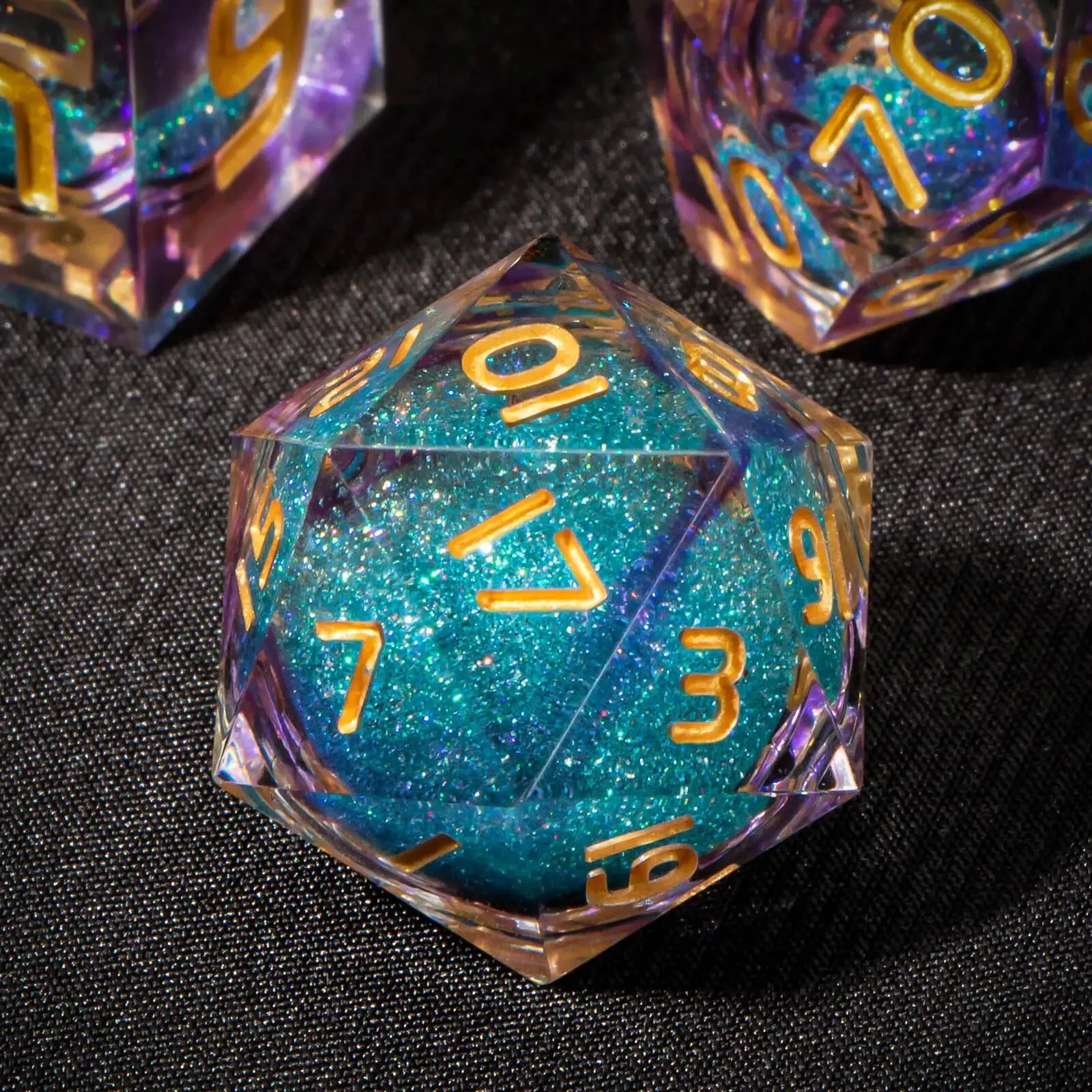 Zestaw kostek z płynnej żywicy z ostrą krawędzią do kostek, do odgrywania ról Dungeons and Dragons, gry ttrpg, wyjątkowy pomysł na prezent dla RPG i
