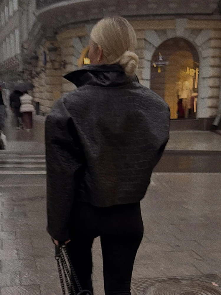 Minimalistische geprägte Kunstlederjacke für Damen, weiß, Stehkragen, offener Schnitt, lange Ärmel, kurzer Mantel, modische Streetwear für Partys. – Detail 19