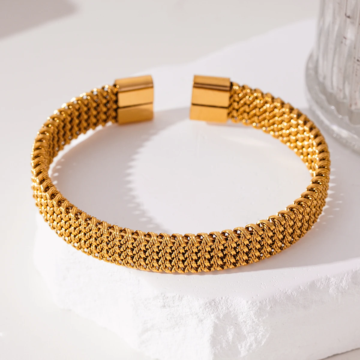 Minimalist 14k gold-plated stainless steel bracelet is suitable for daily commuting and can be given as a gift to women.