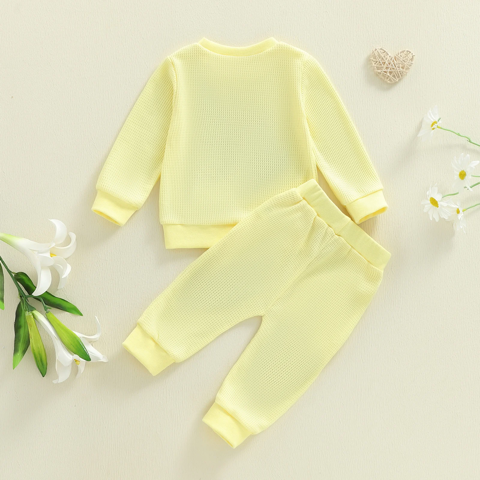 طقم ملابس خريفي للفتيات الصغيرات بأكمام طويلة ورقبة دائرية ومطرز بحروف نحلة وسراويل ركض بخصر مطاطي