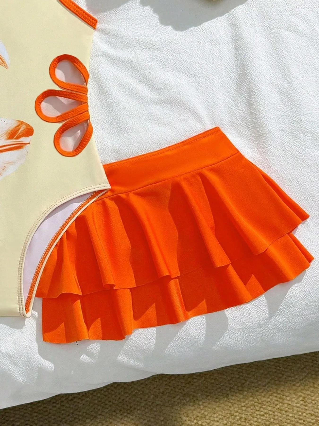 2-teiliges Badeanzug-Set für Kinder und Mädchen, cremefarbener, einteiliger Badeanzug mit Blumenmuster und Kreuzrücken-Ausschnitt und einfarbigem orangefarbenem, doppellagigem Rüschen-S-Oberteil – Detail 3