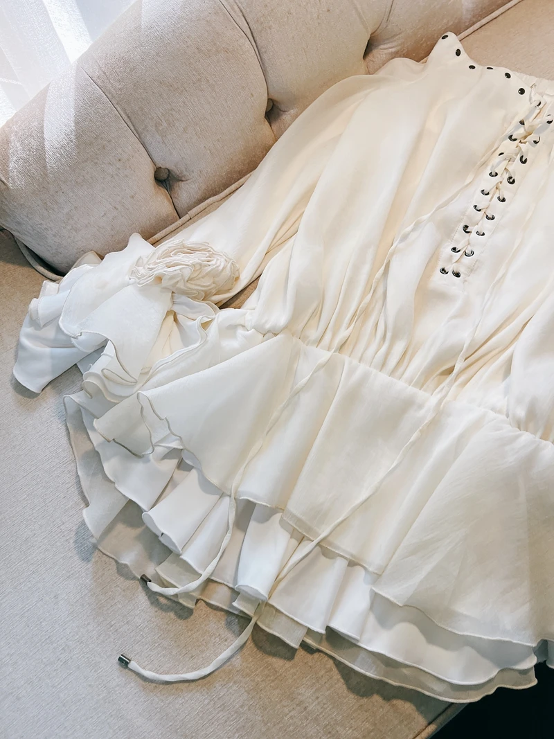 กระโปรงทรงเอ ผ้าโพลีเอสเตอร์ ยืดหยุ่นต่ำ ลายดอกไม้ ไหล่เดียว ผูกเอว ทรงลำลอง เอวกลาง-สูง สีขาว