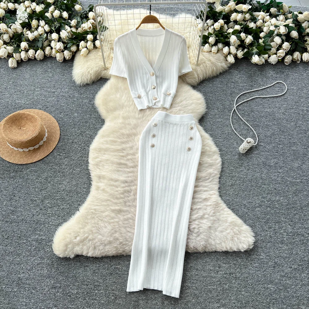 

Костюм женский летний универсальный облегающий вязаный топ с v-образным вырезом и короткими рукавами, юбка с высокой талией на металлических пуговицах