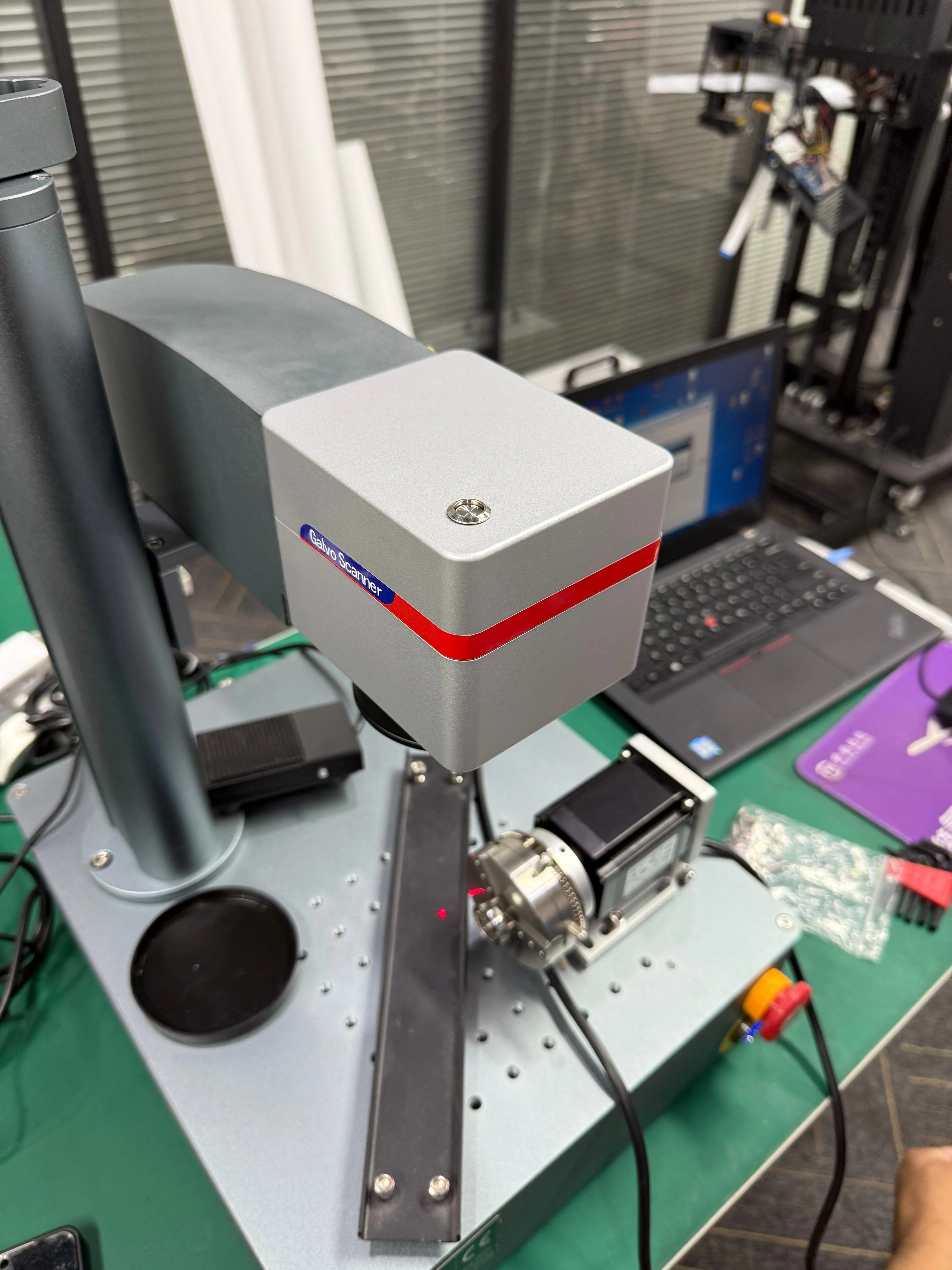 

Мини-волоконная лазерная маркировочная система 20 Вт, настольный гравер для металла, нержавеющей стали, алюминия, USB-лазерный гравировальный станок