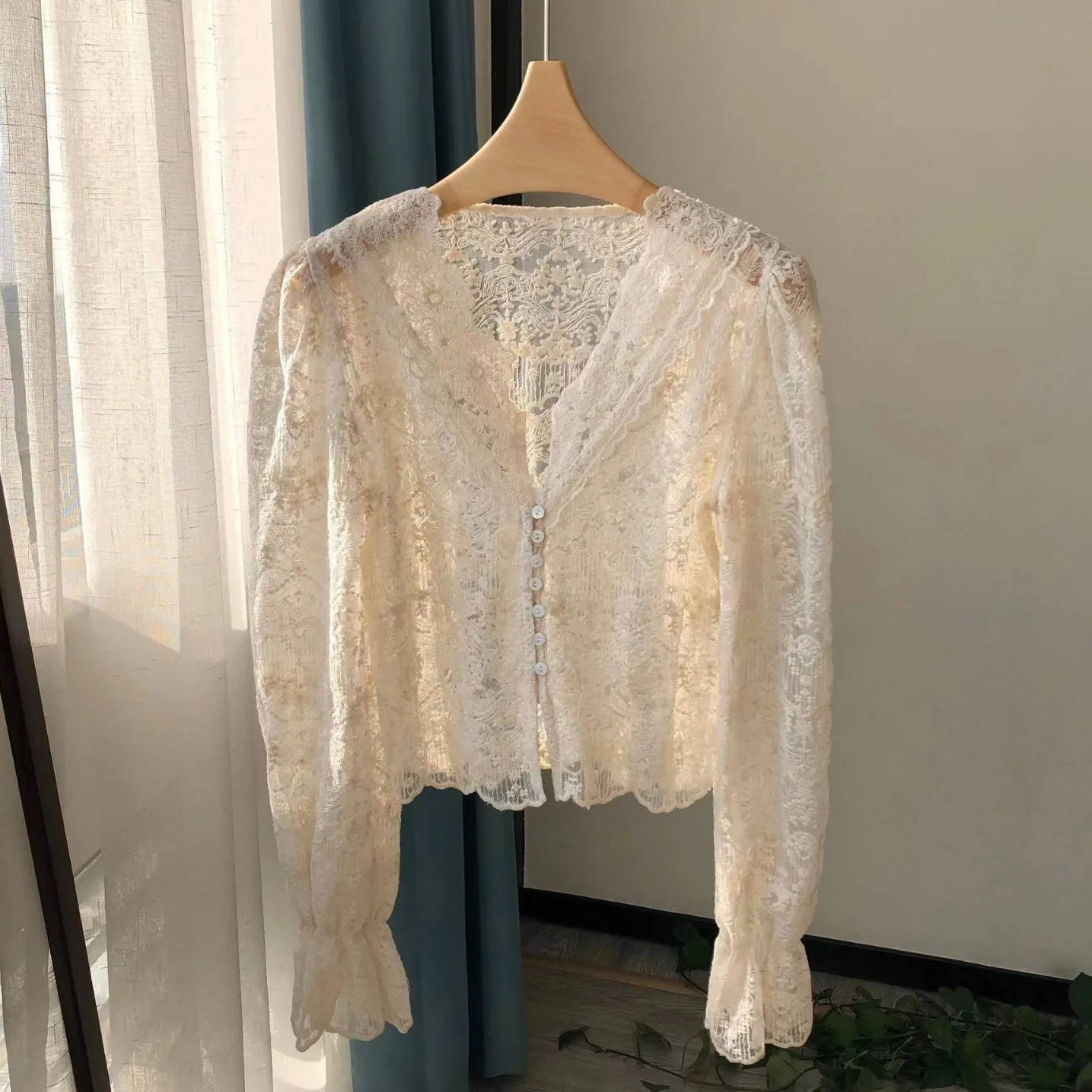 

French retro V-neck jacket, heavy industry embroidered flower design horn sleeves, shell buckles, lace cardigan