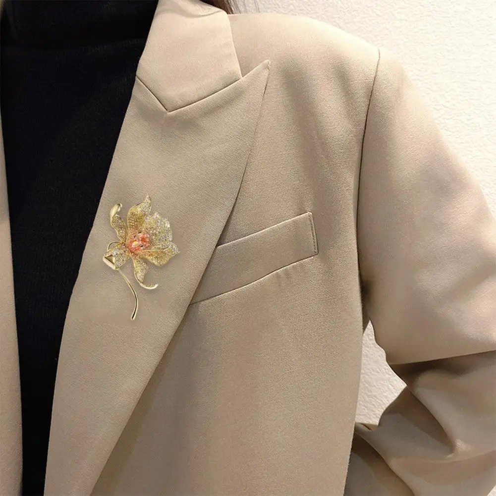 Environmentally Brooch Elegant Flower Brooch Rhinestone Lapel Pin Birthday Gift for Mom Wife Non-allergenic Alloy Jewelry