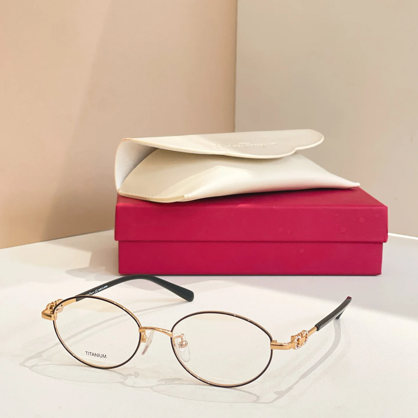 نظارات من سبائك التيتانيوم للنساء، إطارات طبية مرنة وخفيفة الوزن للغاية، نظارات بصرية بنمط مصمم مع هدية مريحة