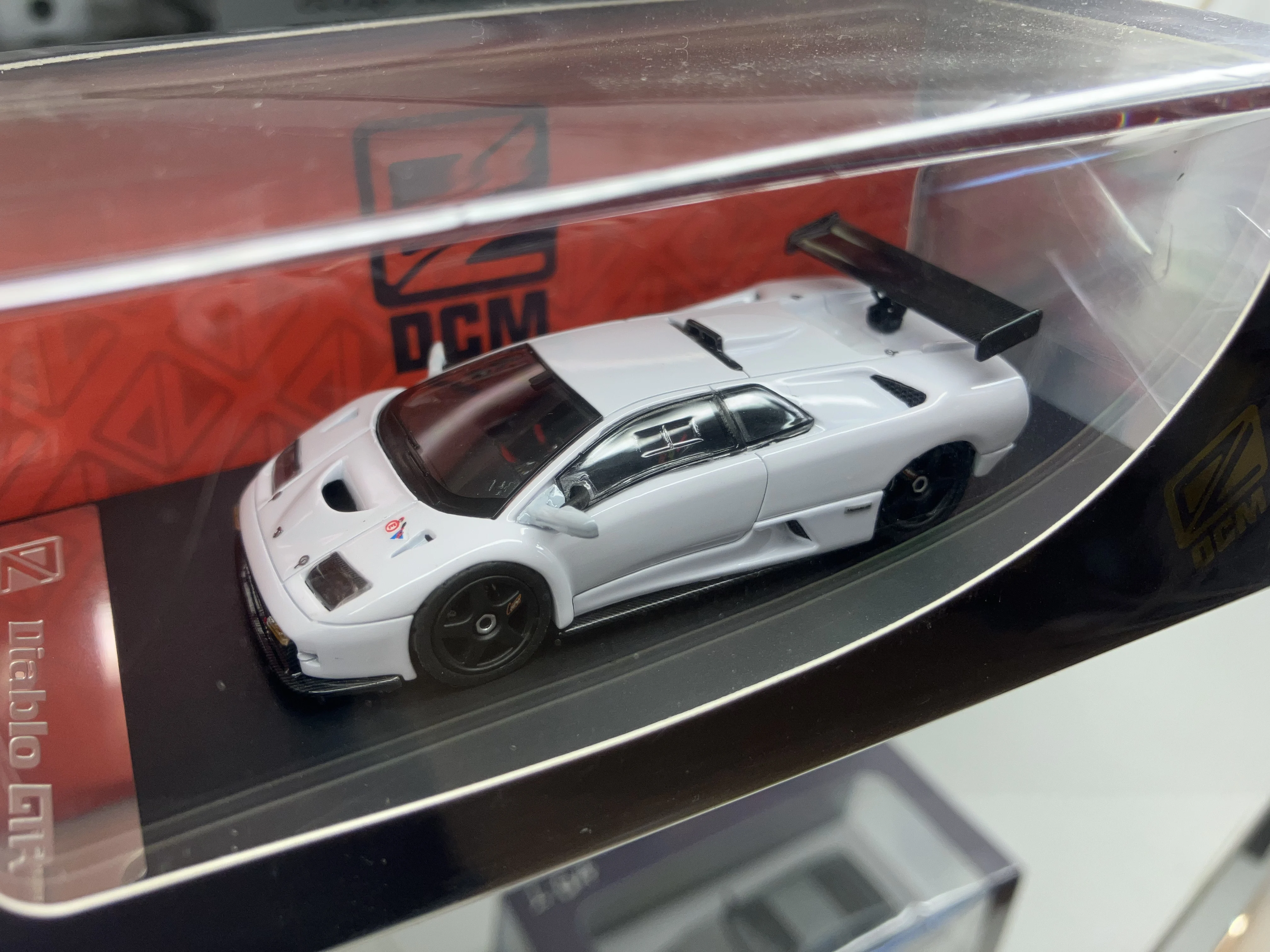

Масштабная модель автомобиля DCM 1/64 Diablo GT 1999, белая, литая, коллекционная, подарочная, лимитированная серия, из сплава