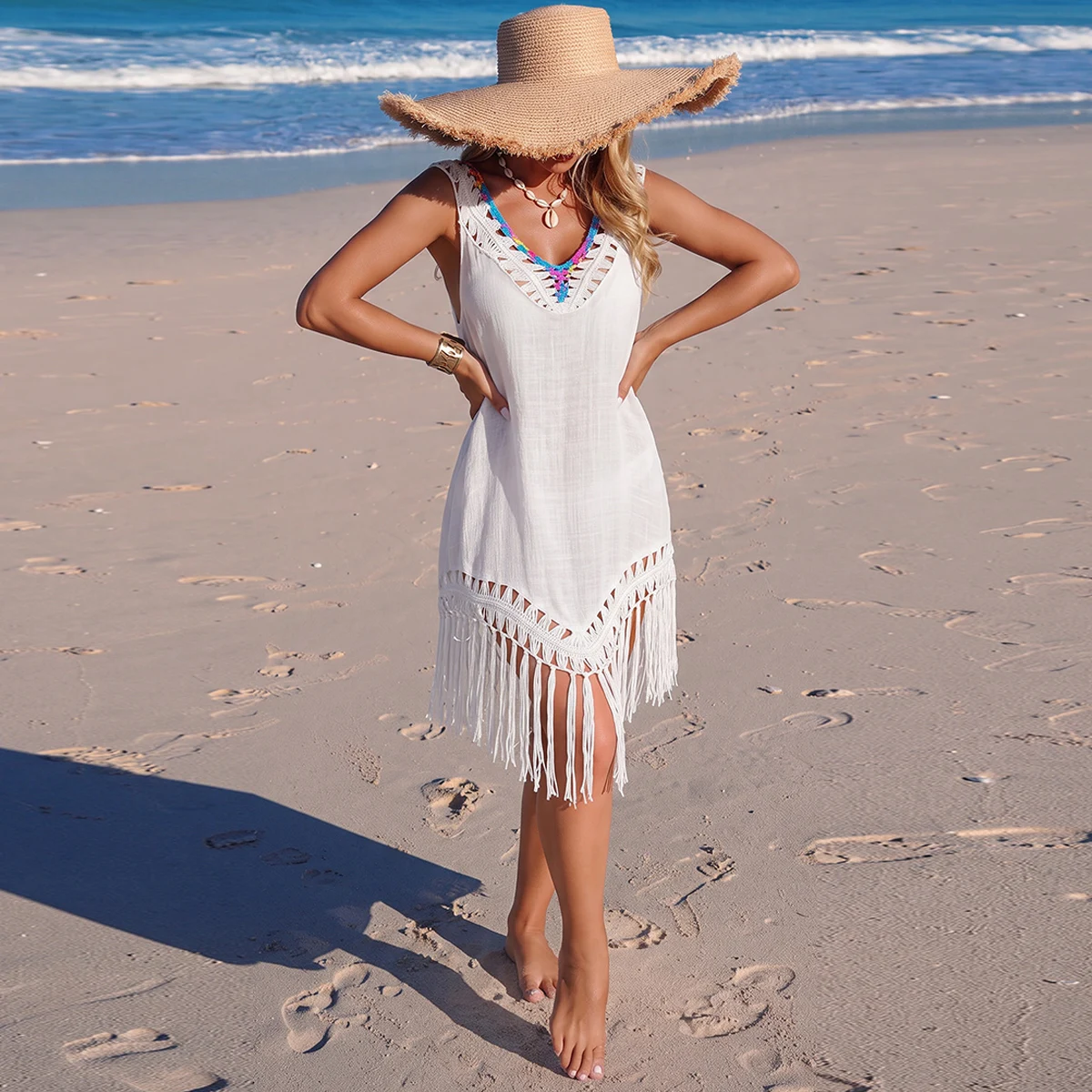 Handgefertigtes Patchwork-Kleid mit Fransenbesatz und lockerem Schnitt, farbenfroher Ausschnitt, leichtes, transparentes Strandkleid, modische Damen-Strandmode. – Detail 4