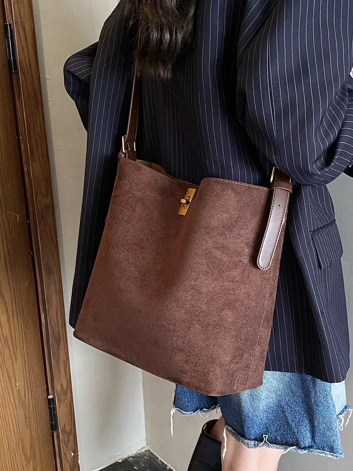 حقيبة كروس نسائية كلاسيكية ذات سعة كبيرة، حقيبة كروس عصرية كاجوال للركاب بكتف واحد مع أجهزة حديدية من البوليستر #2