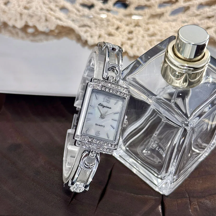 موضة جديدة دبوس كوارتز ساعة نسائية فاخرة الحد الأدنى الراقية جولة قوس الزجاج الماس مرصع مربع ساعة اليد