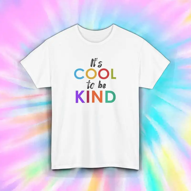 

Футболка It s Cool to Be Kind с положительным сообщением и радужным текстом 5XL