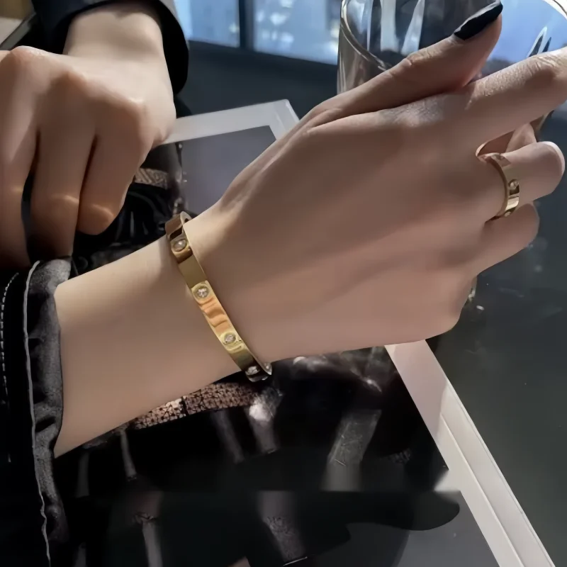 Pulseras clásicas para hombres y mujeres, brazalete de amor de alta calidad, material de acero de titanio, regalo de joyería popular para vacaciones