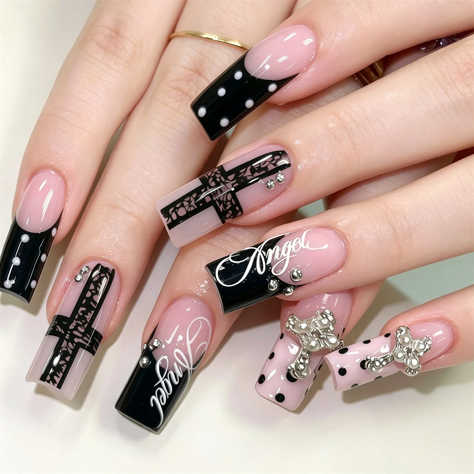 24 Stück Süße Coole Press-On Nägel mit Perlen, Strass, Kreuz- und Spitzenmuster, Polka-Dot-Muster, Falsche Nägel in Rosa und Schwarz, Französischer Stil, Künstliche Nagelspitzen – Detail 9