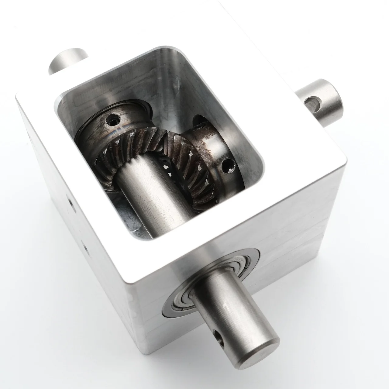 

12-мм редуктор для радиоуправляемых моделей автомобилей, самолетов, роботов, с функцией реверса, 55*55*50 мм, угловой, из алюминиевого сплава