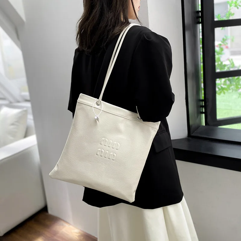 

Новая модная сумка через плечо 2025 года — минималистичный портативный женский кошелек, маленькая и шикарная дизайнерская сумка, стильный повседневный аксессуар