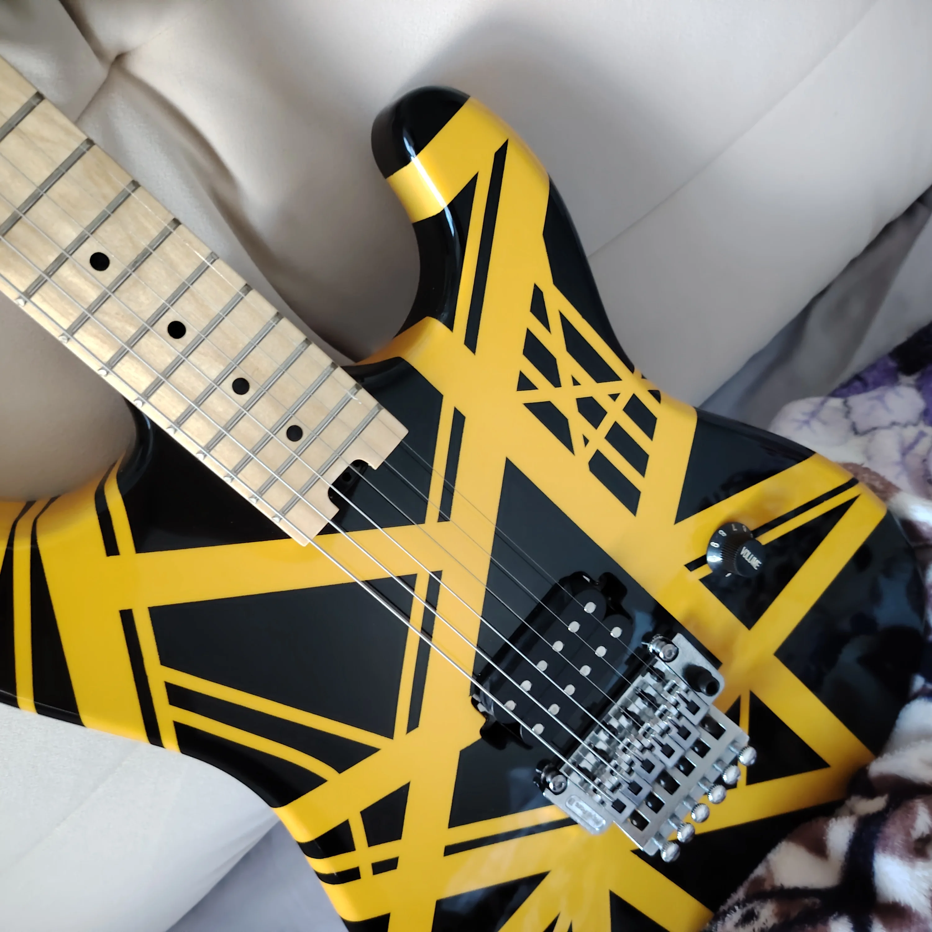 HOT22F,High quality yellow line electric guitars, nickel chromium hardware, Floyd vibrato system guitars in stock, fast shipping