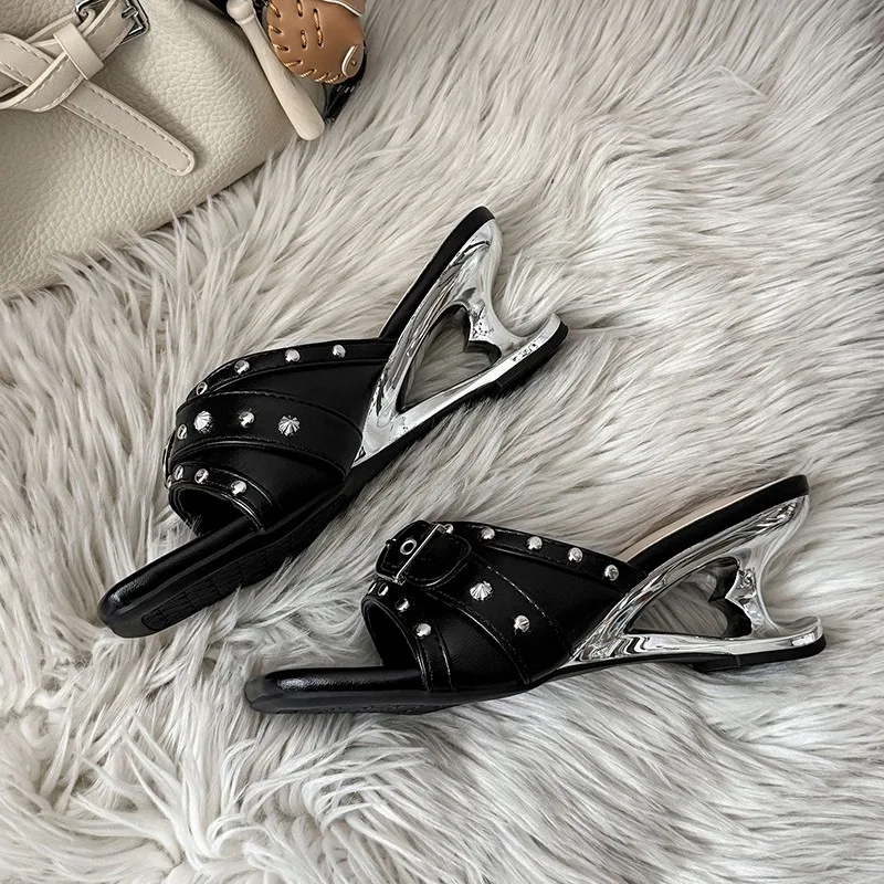 French-style Niche Punk Studded Flat Sandals for Women, Summer Wearable 2026 New Unique Wedge Flip-flops