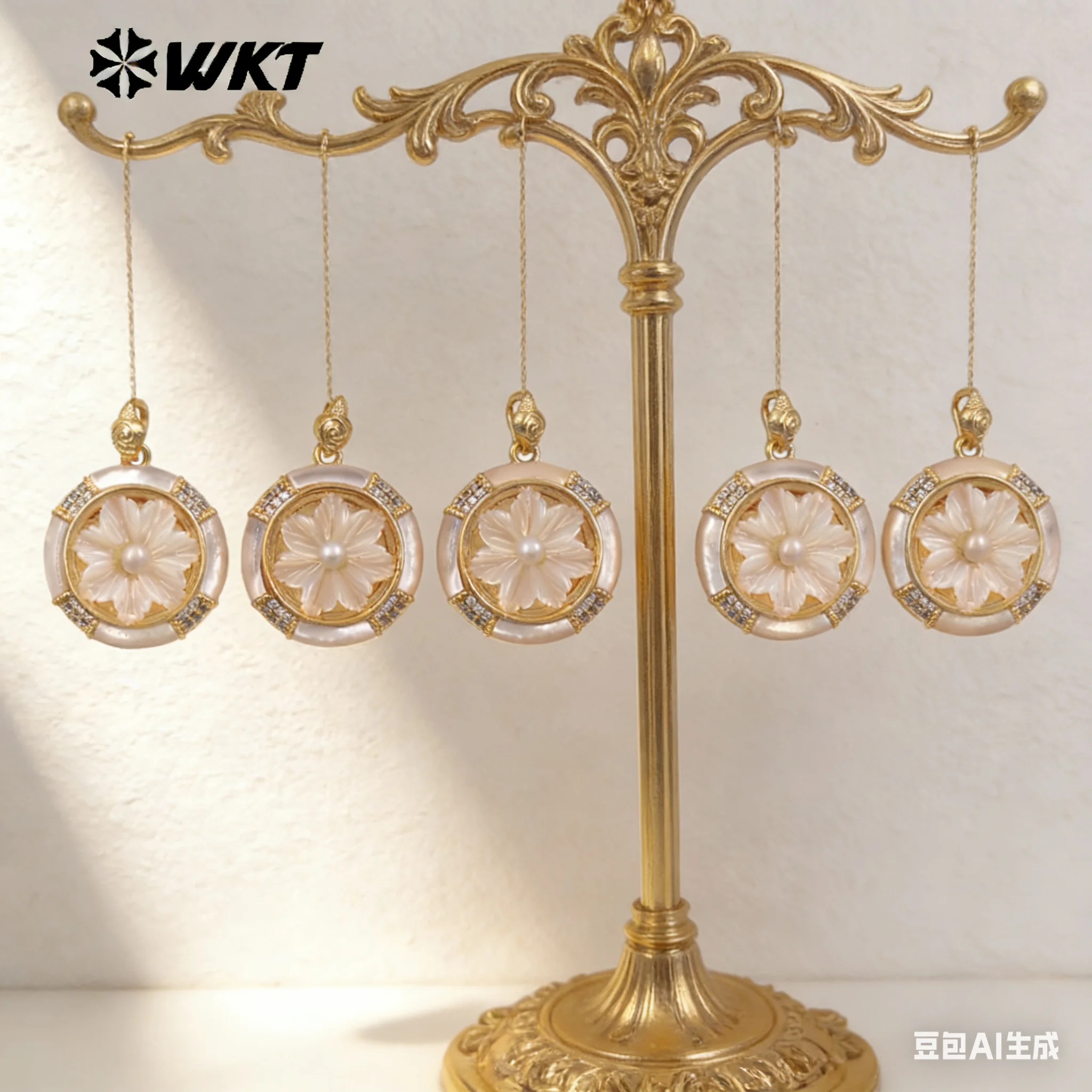 

WT-JP469 Texture Surface Back Flower Carvings Natural Shell Round Pendants With Zircon Paved Jewelry Accessory Crafts