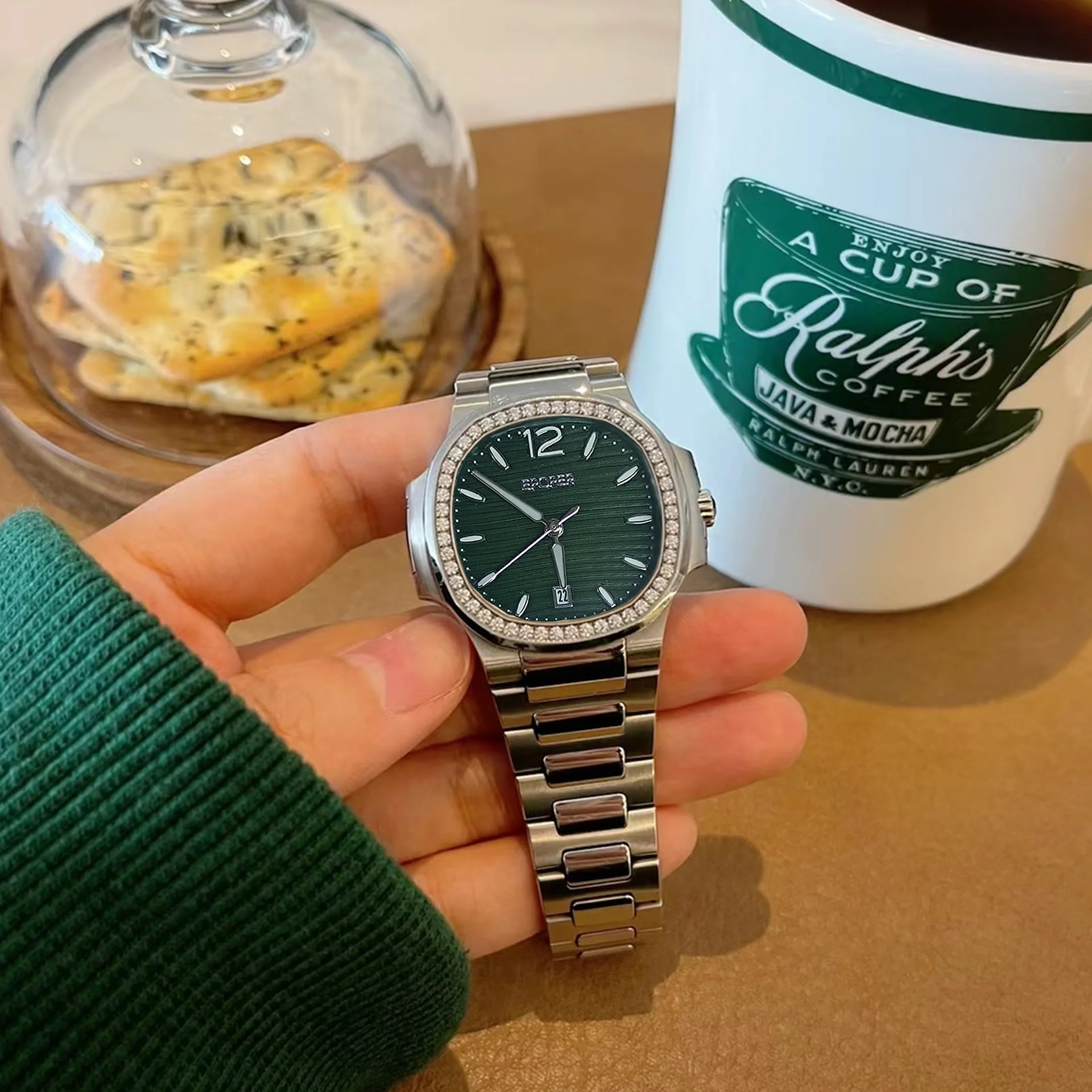 Casual, minimalist, light luxury watch with calendar, suitable for business couples, elegant and versatile, solid steel strap.