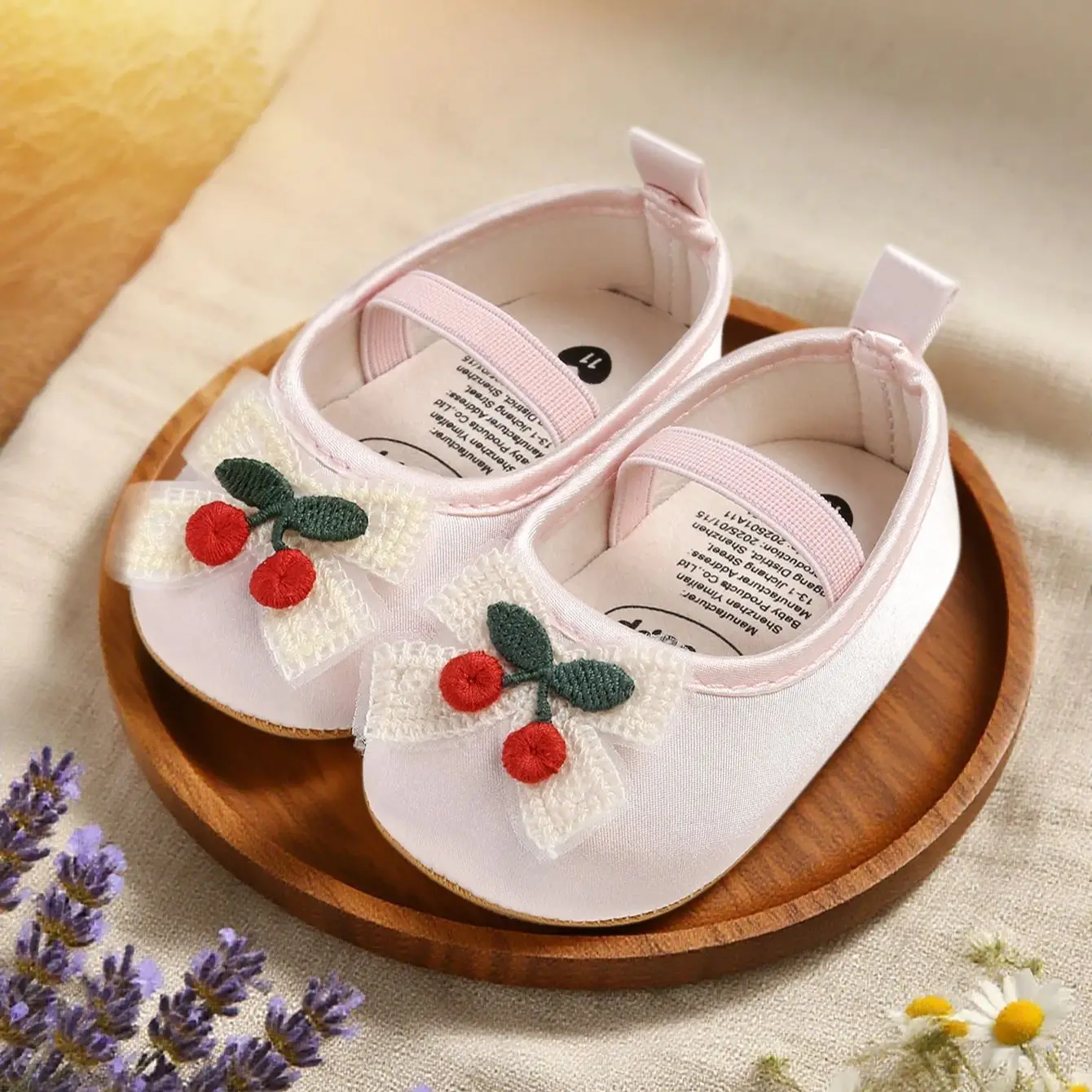 

Новые туфли на плоской подошве для маленьких девочек подходят для первых ходунков для маленьких детей, на мягкой подошве и милой вишневой детской обуви.