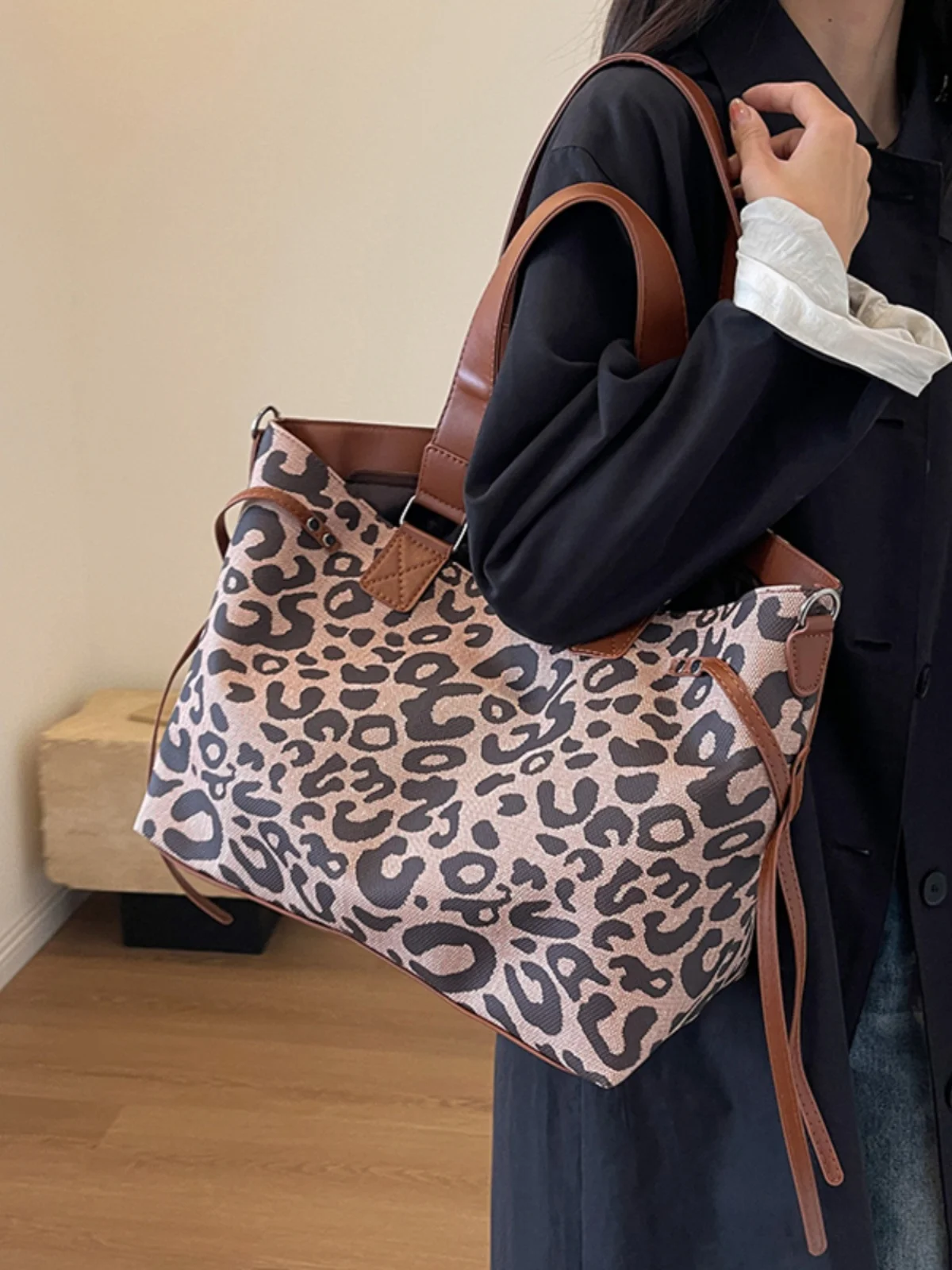 

Casual Work Large Capacity Leopard Print Bag For Women 2023 New Fashion Shoulder Bag Tote Bucket Bag